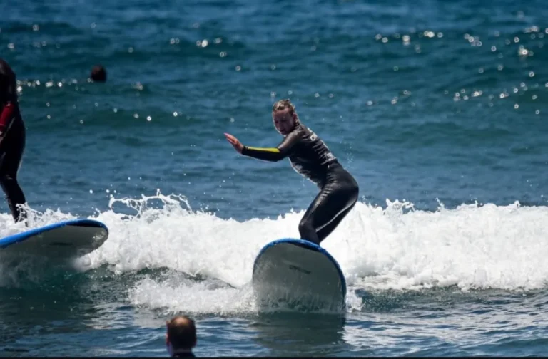 Isabelle, klant van Focus-On, aan het surfen op zee