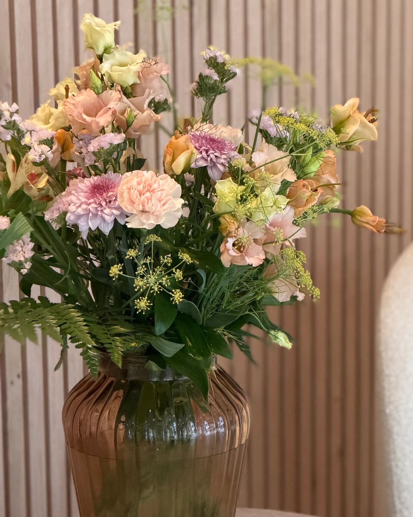 Boeket bloemen in de wachtruimte van Focus-On