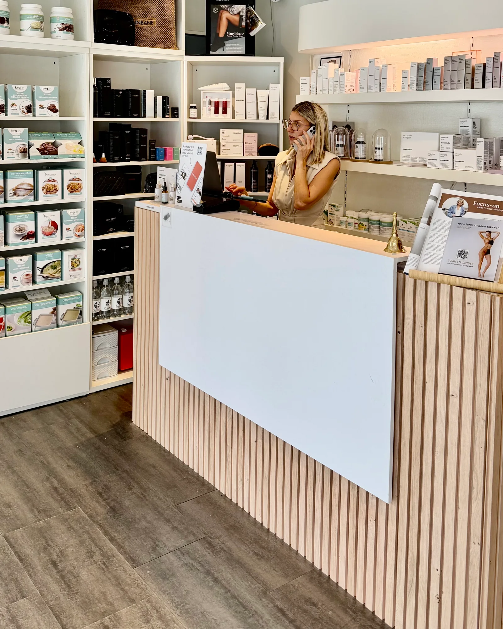 Onthaalbalie en winkelwand met voedingsproducten bij Focus-On