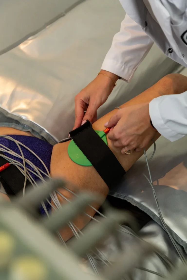 Een kussen met band van de Firming Booster wordt op het bovenbeen geplaatst