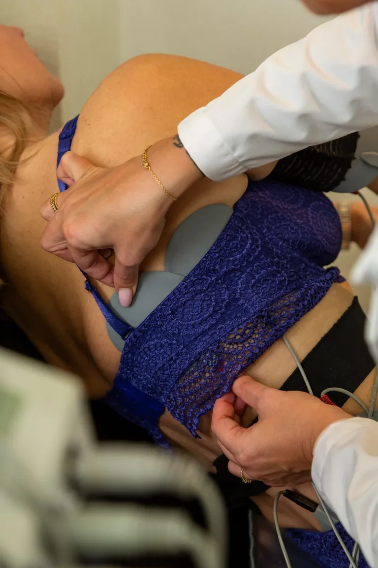 Kussens van de Firming Booster worden op schouder en zij geplaatst