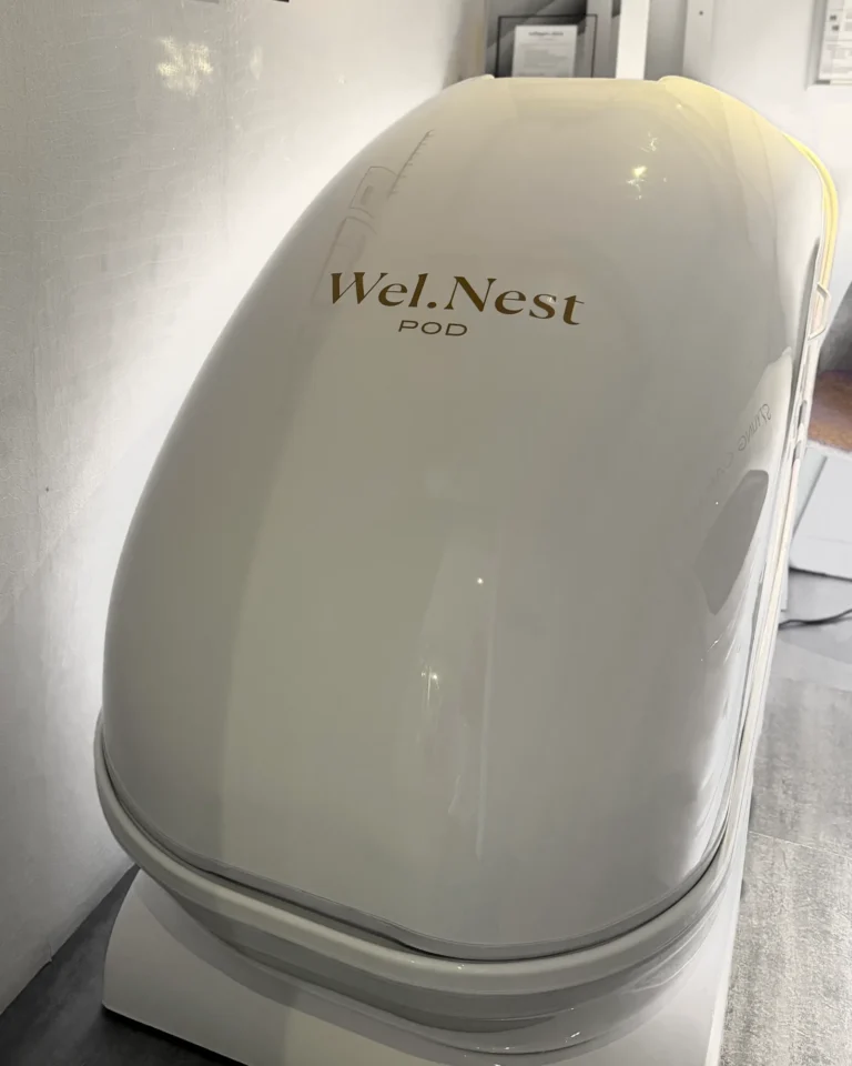 Wel.Nest-capsule in een lichte behandelruimte