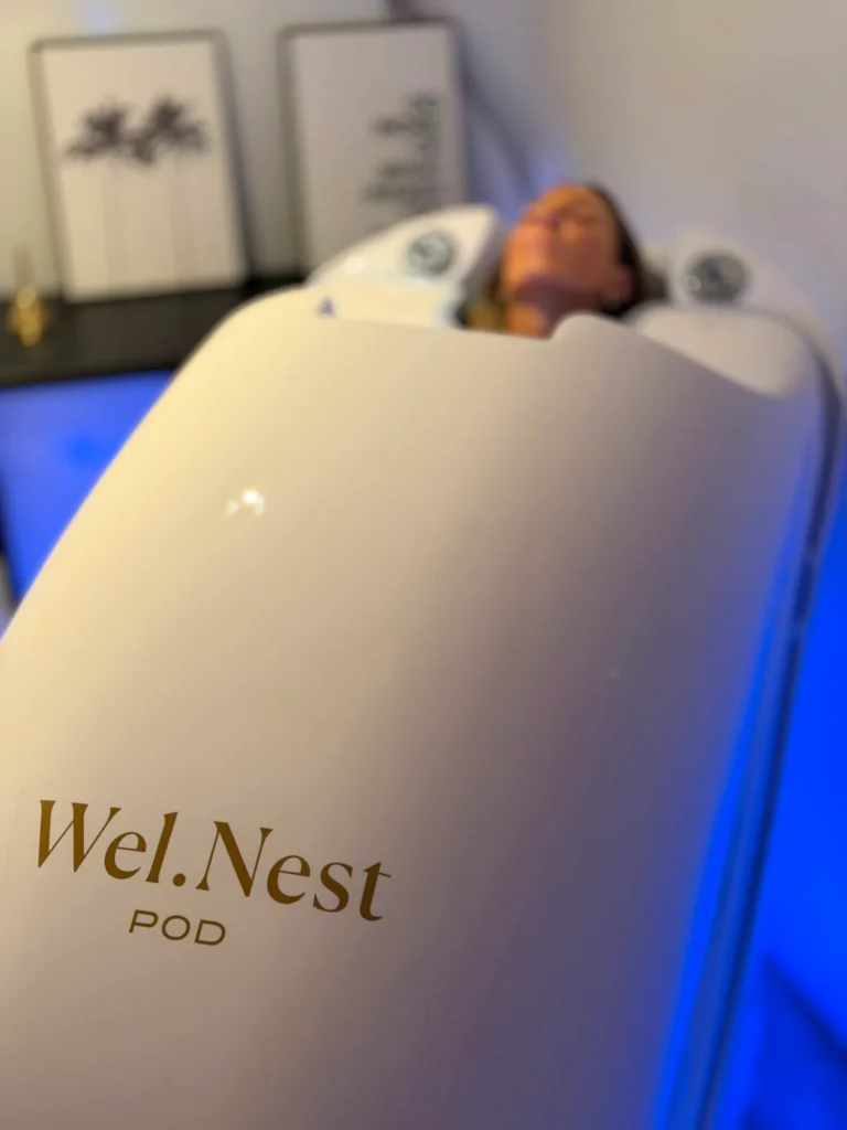 Vrouw ontspant in de Wel.Nest Pod in de studio van Focus-On
