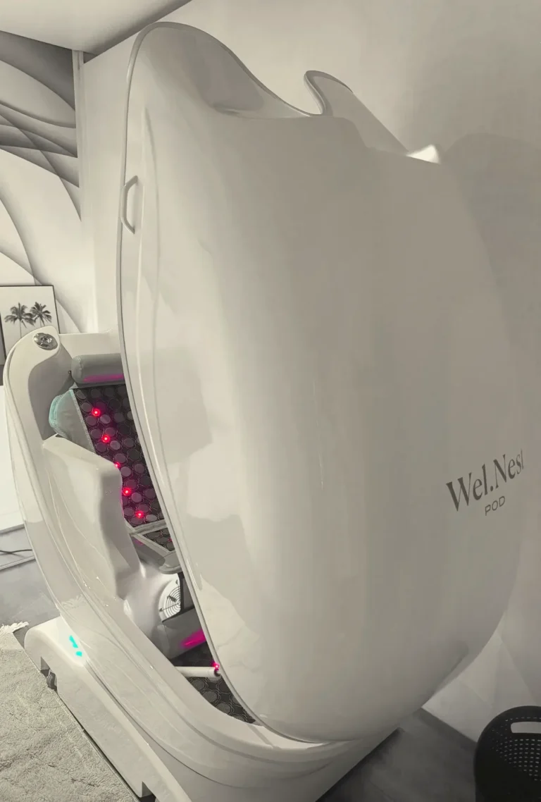 Welnest Pod met roodlicht in de relaxruimte van Focus-On